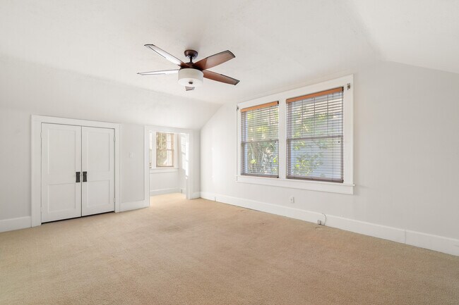 Building Photo - 1234 Beach Dr NE