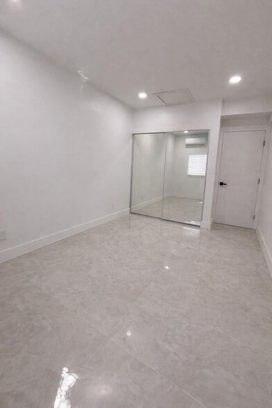 Building Photo - 916 NE 2nd St