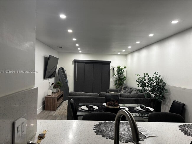 Building Photo - 8036 NW 41 Ct