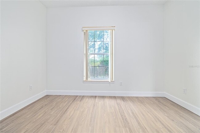 Building Photo - 113 W Gladys St