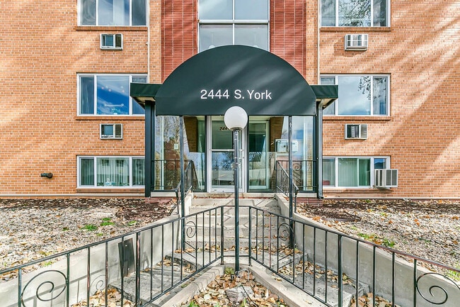 2444 s york street 401 denver-large-004-030-20-1500x1000-72dpi - 2444 South York Street Apartments