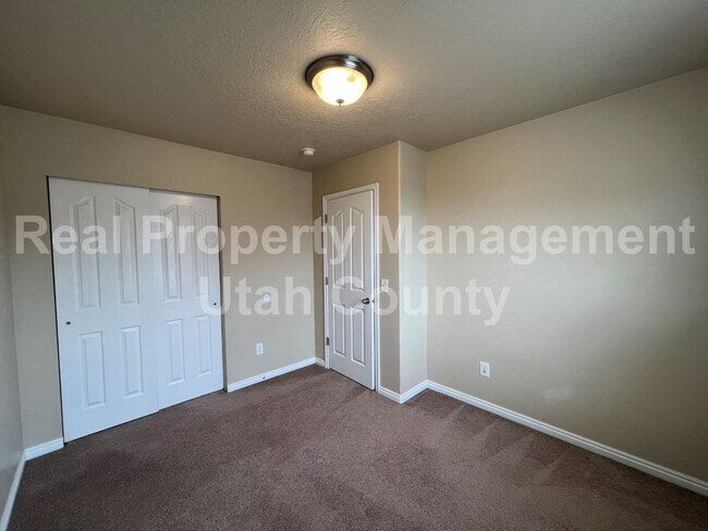 Building Photo - Pet Friendly Home with Fully fenced back yard