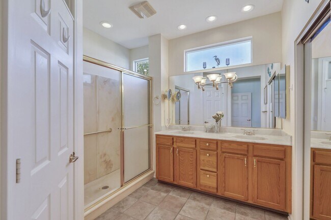 Building Photo - Charming 2 Bed, 2 Bath Rental with Lagoon Views in Sun City!