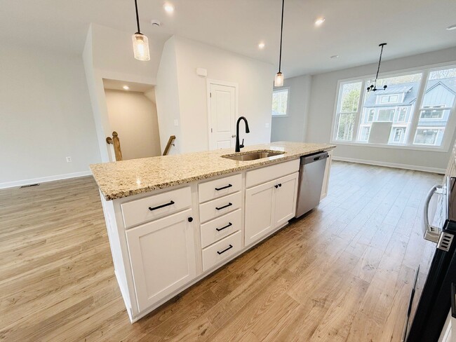 Building Photo - 4 Bed / 3.5 Bath Brand New Townhouse (12/7...