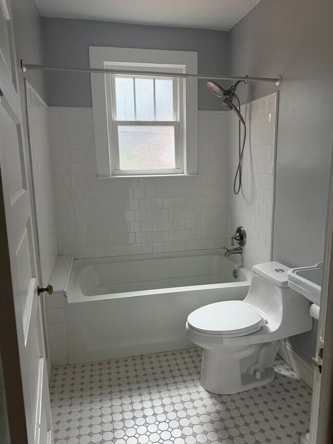 Building Photo - Beautiful 3 bedroom home with large backyard