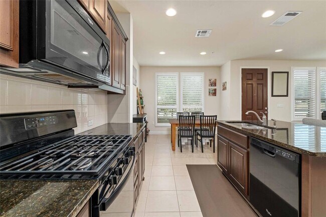 Building Photo - 6814 E Riverside Dr