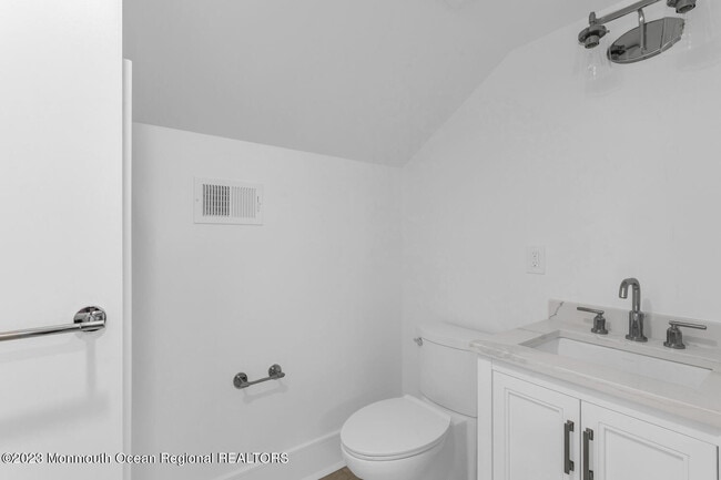 Building Photo - 121 Bingham Ave