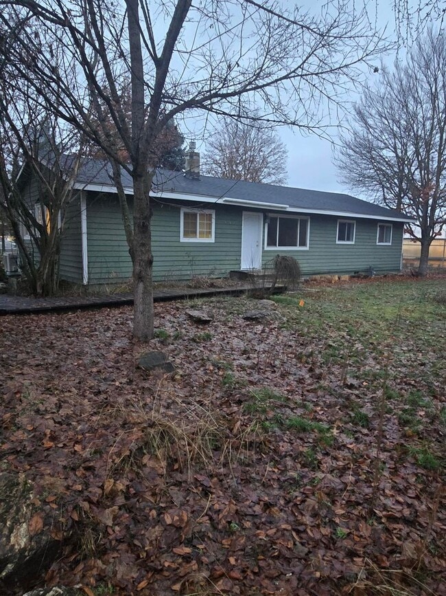Building Photo - 2 Bedroom 1 Bath Rancher Close to Deer Park