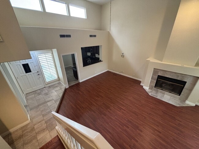 Building Photo - Beautiful 3 bed 2.5 bath townhouse in Spanish Trails!