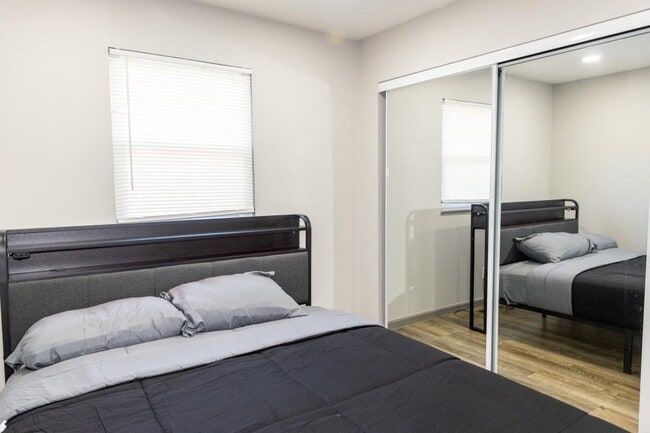 Building Photo - 1420 Villa Ct