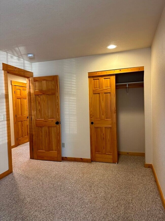 Building Photo - Chalet in the Running Y