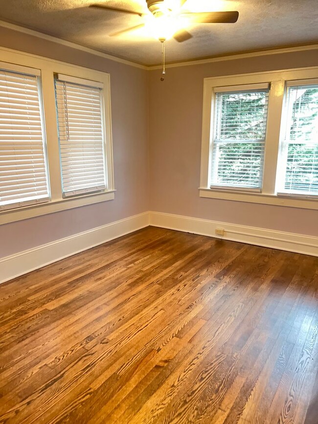Building Photo - Beautiful cottage with gourmet kitchen. 3 ...