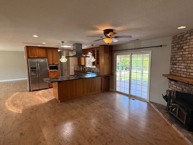 Building Photo - Massive 4-Bedroom home in Quiet Green Vall...