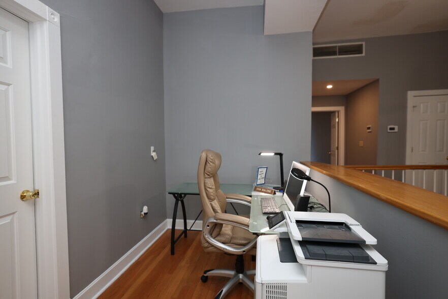 Office/Bonus Area - 852 Lincoln Ave