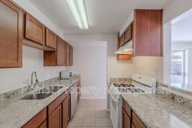 Building Photo - 1609 W Voltaire Ave