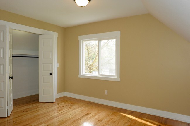 Building Photo - 1424 Sigsbee St SE