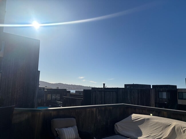 Building Photo - Great Condo in Del Monte Beach Surf Way