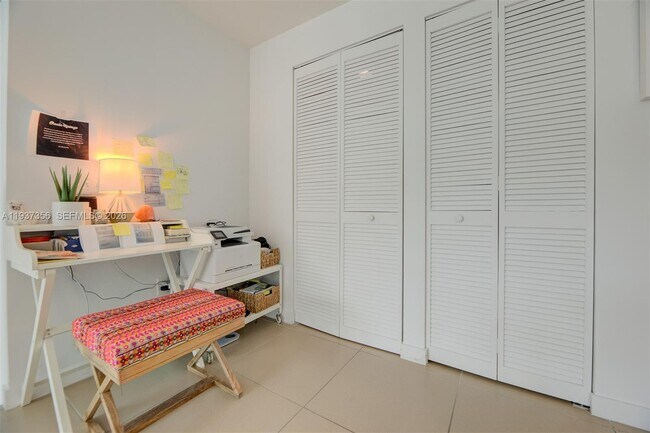 Building Photo - 300 S Biscayne Blvd