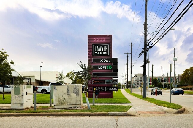 Building Photo - 2118 Sabine St