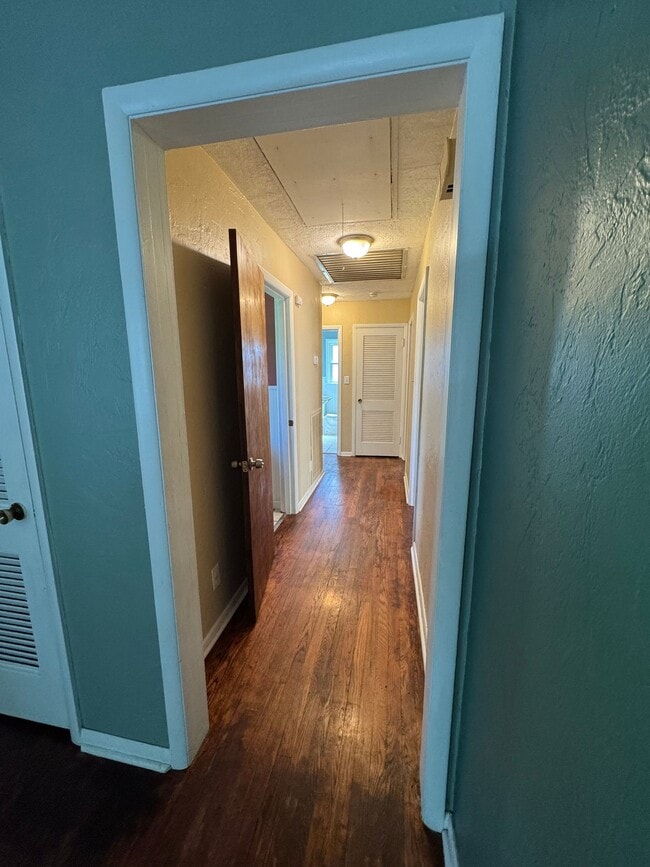 Building Photo - 4011 Longwood Dr