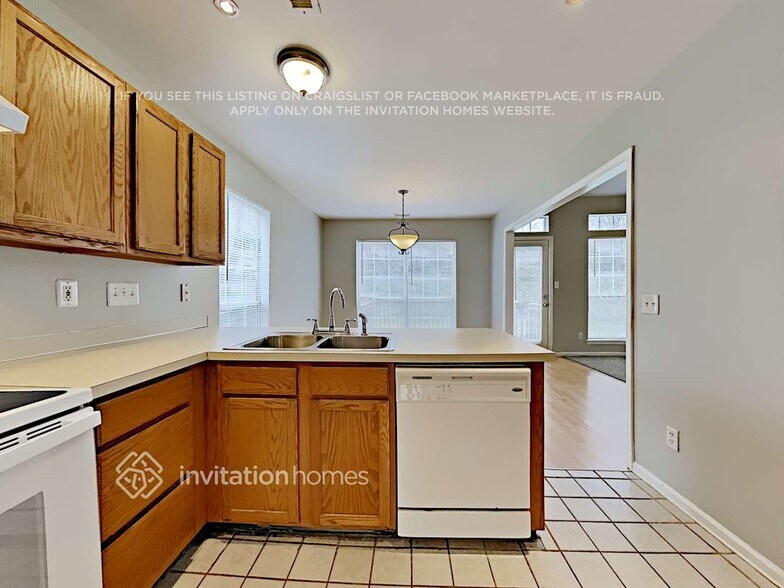 Building Photo - 389 Queens Dr SW