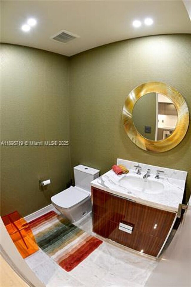 Building Photo - 15701 Collins Ave