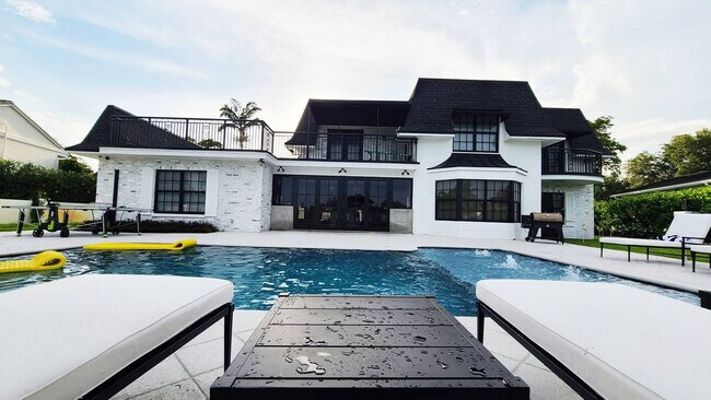 Building Photo - 4312 NE 22nd Ave