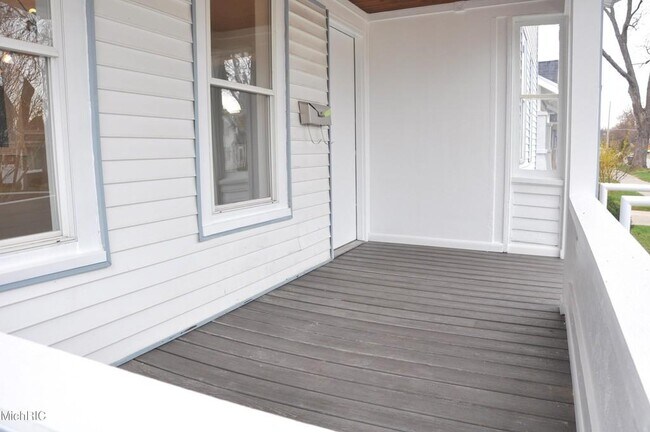 Front Porch - 115 E 17th St