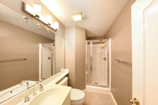 Building Photo - Gorgeous interior tract townhouse in the desirable gated Summit community