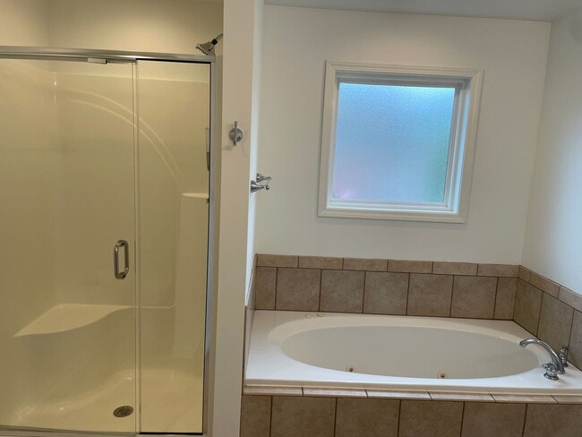Building Photo - BEAUTIFUL 3 Bedroom 2 Bath Home in the Cit...