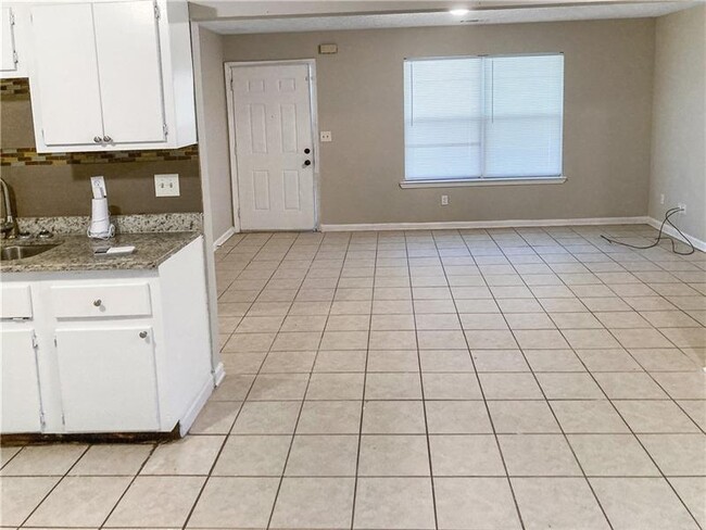 Building Photo - 700 Thomasville Blvd SE