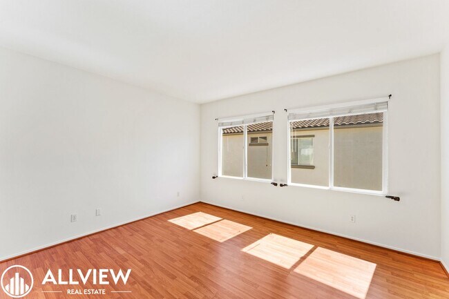 Building Photo - Bright & Spacious 3-Bedroom 2.5 Bath Home in Gated Oak Creek Community