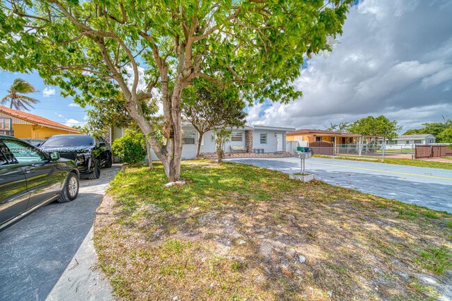 Building Photo - 7620 SW 21st St