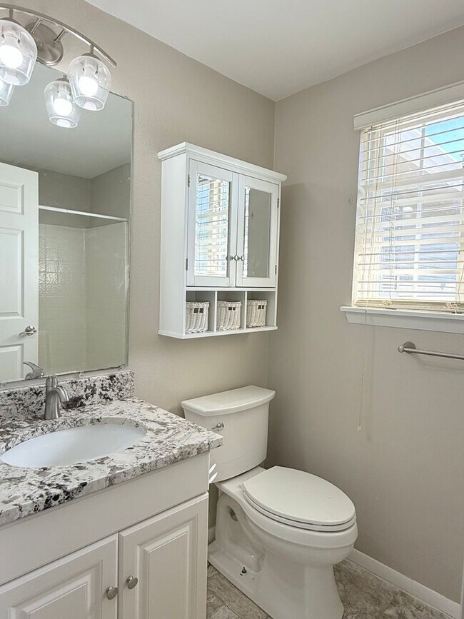 Building Photo - Conveniently Located Home in East Quincy H...