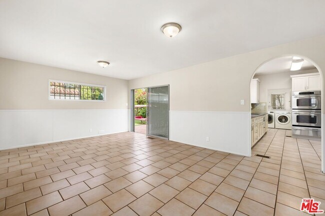 Building Photo - 120 S Poinsettia Pl