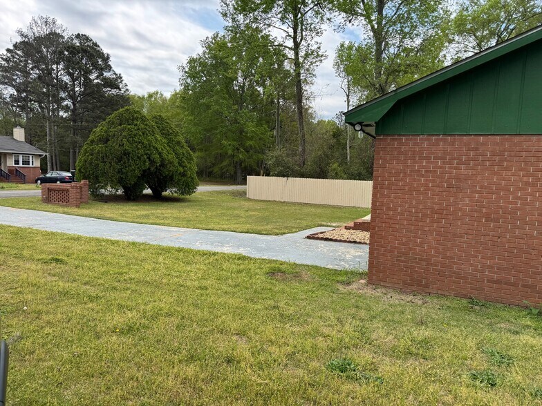 Building Photo - 14 Flint Dr