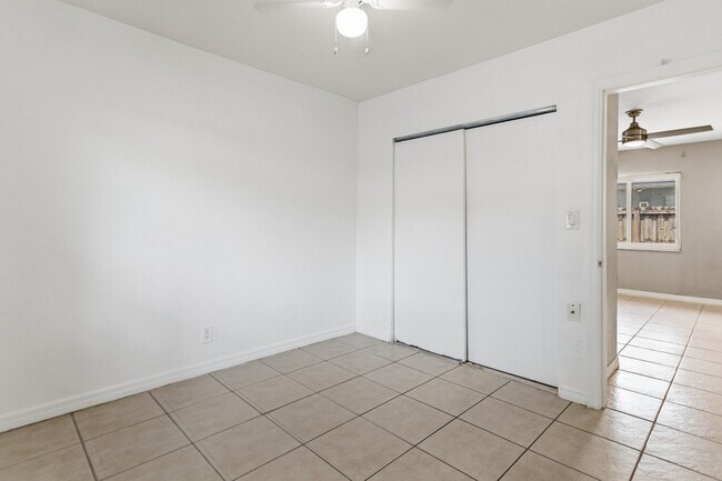 Building Photo - 709 SW 13th Ave