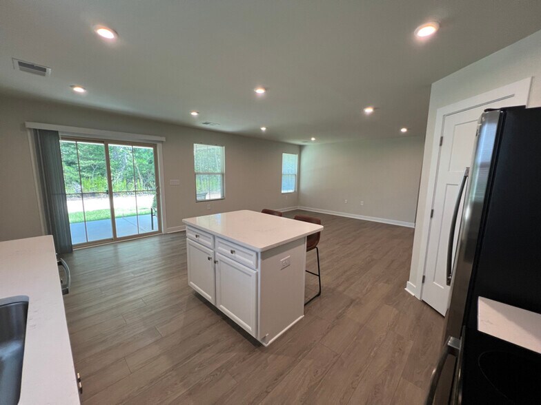 Building Photo - 26051 Vintage Cir