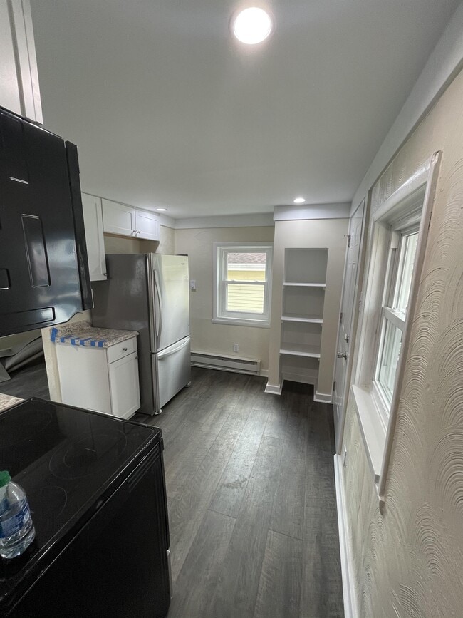 Building Photo - 628 Sidney St