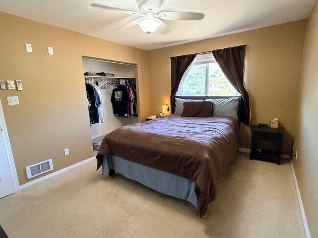 Building Photo - EPHRATA- 2+ bed/2 bath home with private deck w/ hillside views, d/w, a/c and garage! W/S/G paid!