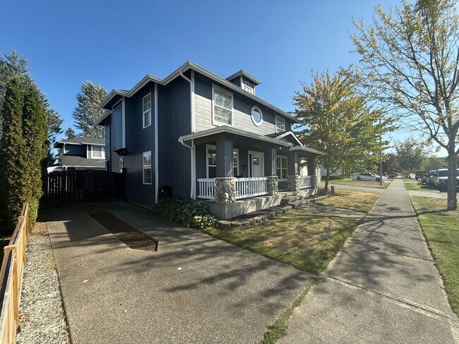 Building Photo - 15817 Lakeview Ave SE