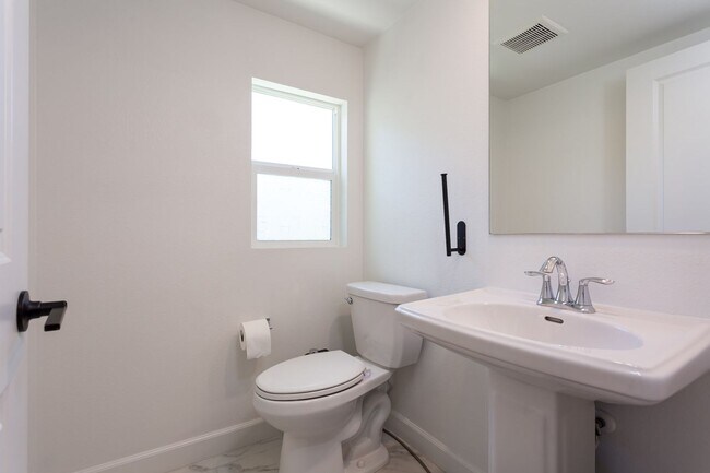 Building Photo - Contemporary Living in the Heart of Millenia