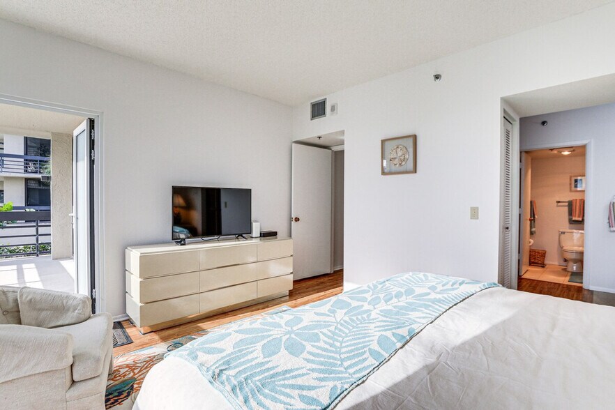 Building Photo - 1109 Gulf of Mexico Dr