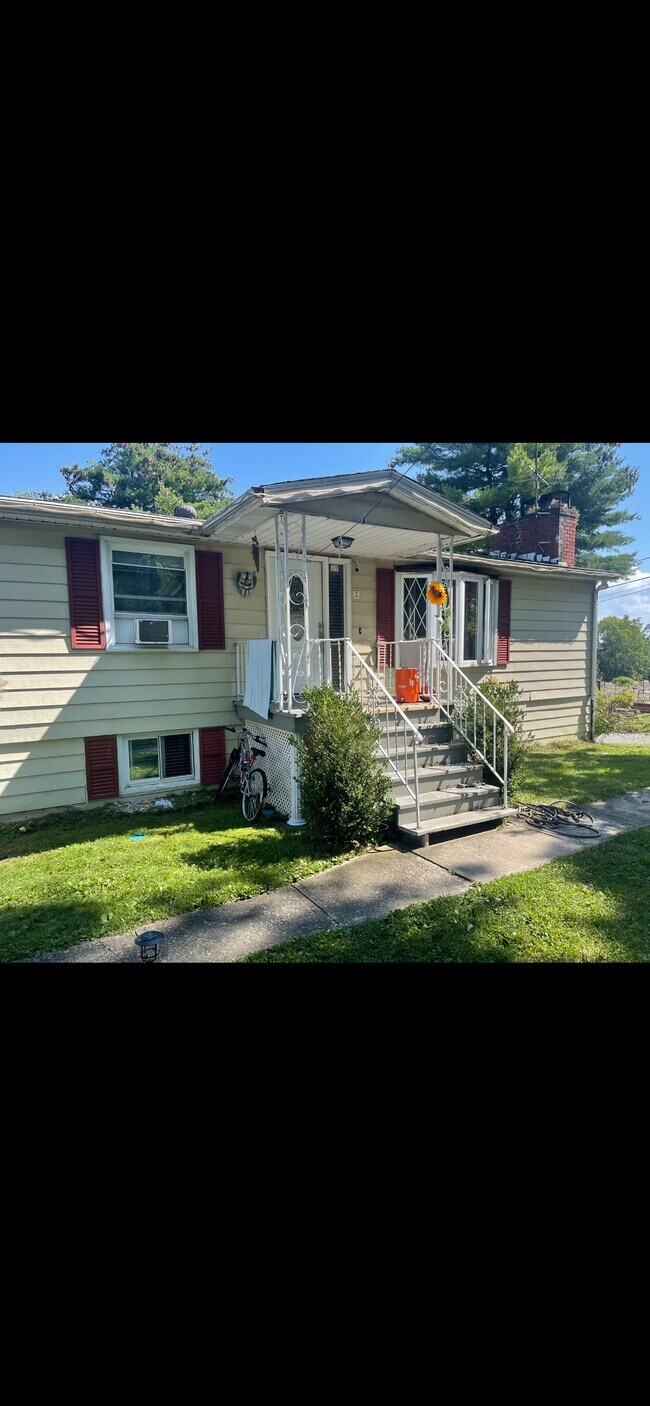 Building Photo - 8 Hideaway Ln