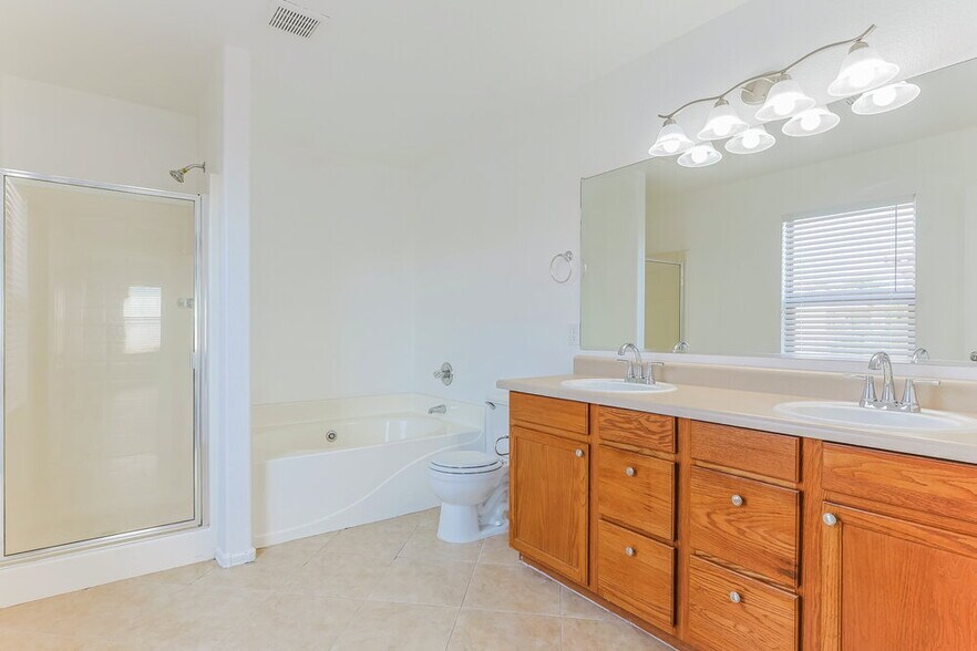 Building Photo - 2349 E Palm Beach Dr