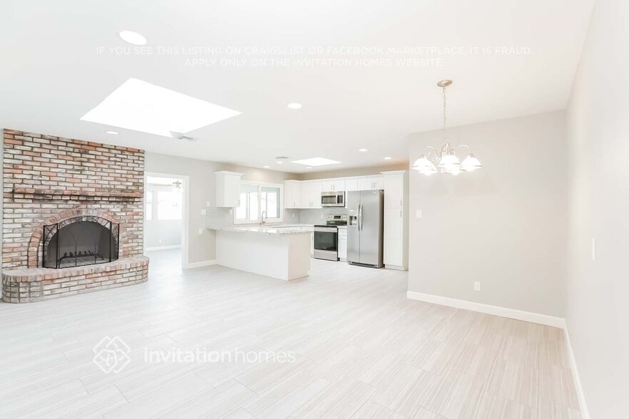 Building Photo - 2047 E Cornell Dr