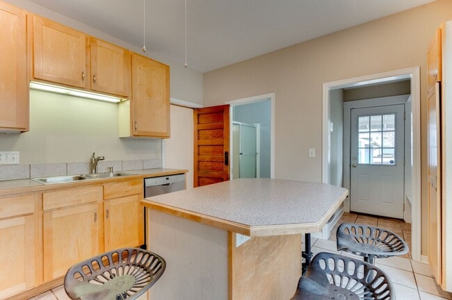 Building Photo - Gorgeous Uptown 4-bed 2-bath Single-Family House w/ Garage + Fenced-In Yard