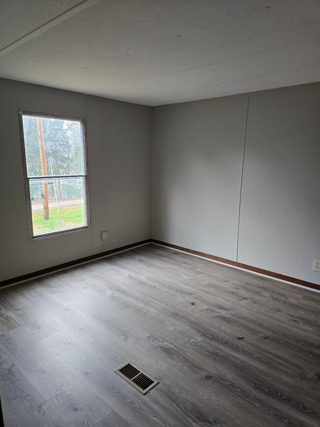 Building Photo - Newport 37821 - 1 bedroom, 1 bath home - C...