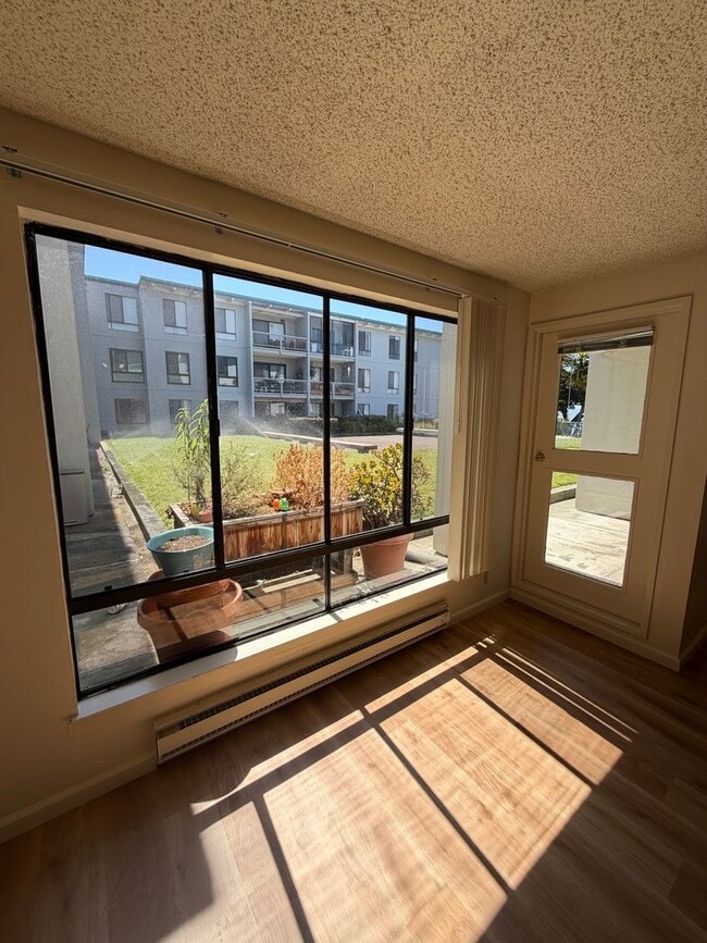Building Photo - Bright and Sunny Studio With Water View For Rent at the Watergate Community In Emeryville, Ca!!!!