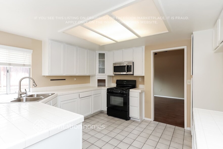 Building Photo - 40032 White Leaf Ln